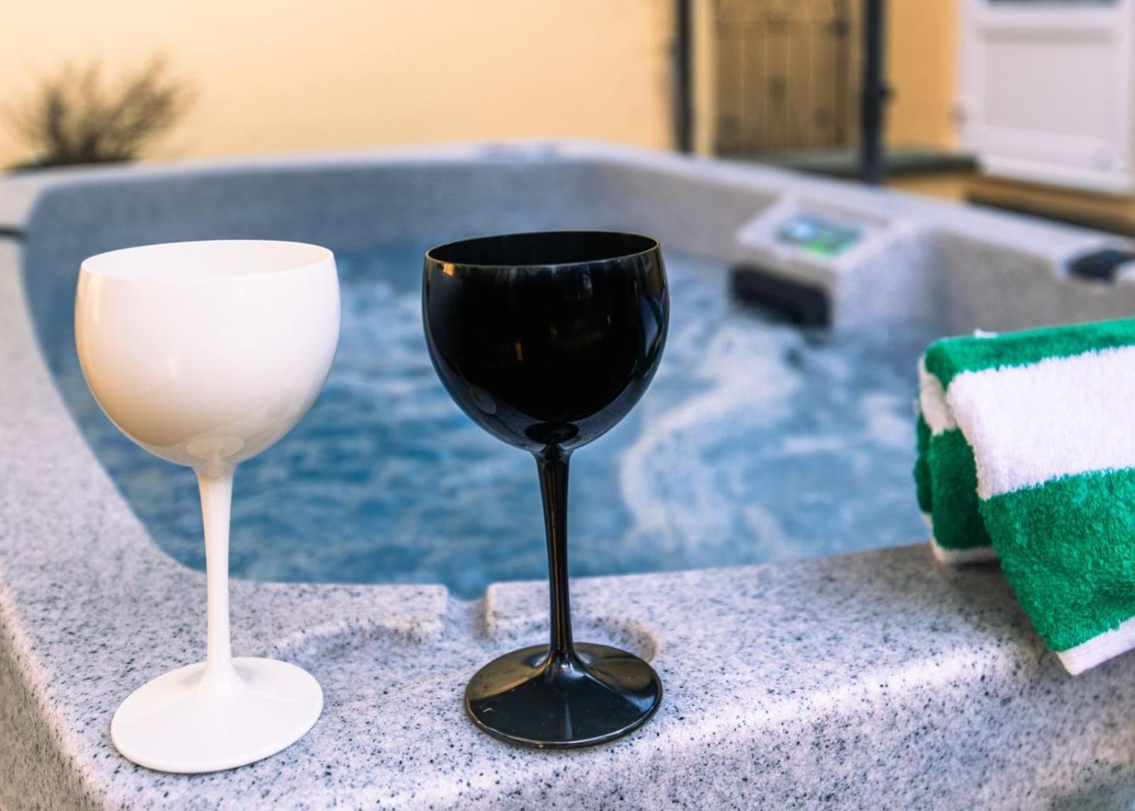 The Retreat, Own Hot Tub, Romantic Escape, Near ライム・レジス エクステリア 写真
