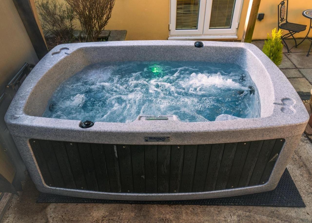 The Retreat, Own Hot Tub, Romantic Escape, Near ライム・レジス エクステリア 写真